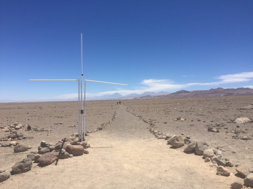Desde el hito del Trópico de Capricornio, en el Qhapaq Ñan, es posible observar el volcán Llullaillaco